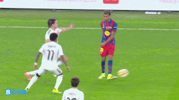 巴萨球员不满！卡雷拉斯拼抢中踩到亚马尔脚，裁判吹罚犯规未给牌