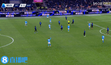 又是小麦！麦克托米奈扫射破门完成双响，那不勒斯再度扳平