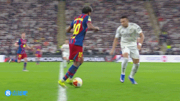 即将进入补时！德容放铲踢到姆巴佩小腿，被红牌罚下