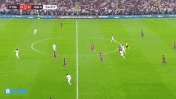 这啥射门质量？拉菲尼亚大单刀机会，射门离谱打偏