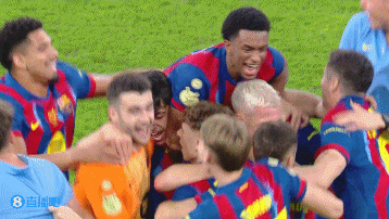 战胜死敌夺得2026年首冠！巴塞罗那球员赛后拥抱在一起激情庆祝