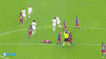 拉菲尼亚冲上去为队友出头，被巴尔韦德推到地上滚了一圈