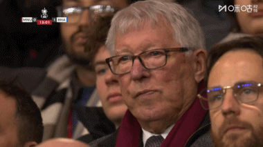 曼联0-1落后！镜头给到看台嚼口香糖的弗格森和一旁的斯科尔斯