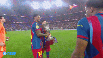 巴萨生涯首冠！拉什福德、巴德吉一起与西超杯奖杯合影