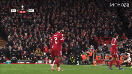 利物浦同时做出3处换人调整，基耶萨被换下时与斯洛特有几句交流