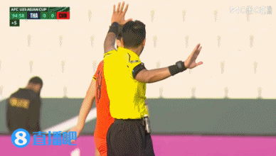 不给机会了！主裁没给泰国队最后发界外球机会，直接吹哨结束比赛