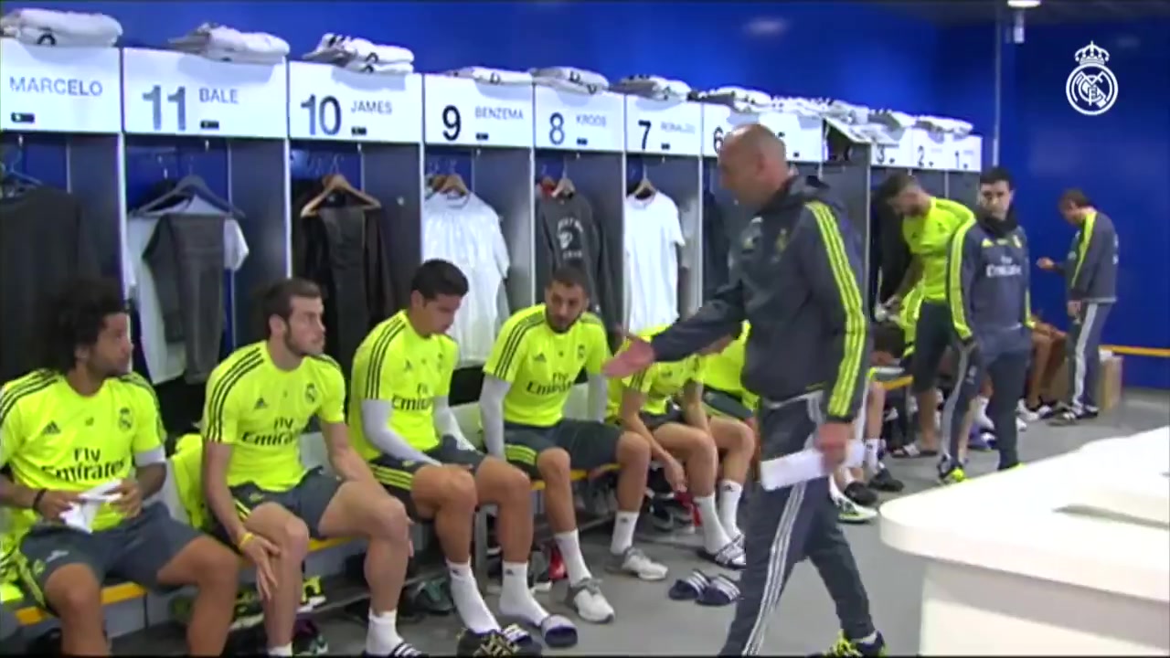 就他镇得住！齐达内上任第一天进皇马更衣室，贝尔C罗起身握手