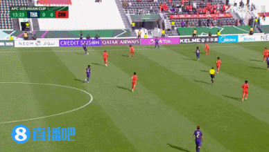 泰国U23球员禁区前带球吸引多人防守，跟进球员巴里班远射打高