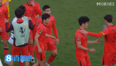 开心！拜合拉木赛后拿手机和队友们自拍