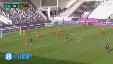 错失良机！U23国足获得反击机会，拜合拉木带到禁区往后一踩丢球