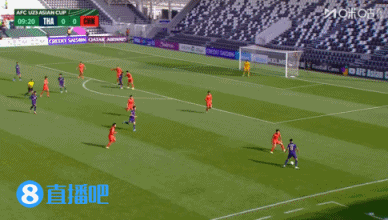要小心！泰国U23在禁区前多次短传配合，最终挑传偏出底线