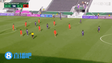 又是差点乌龙！彭啸解围踢呲险些乌龙，皮球偏出立柱