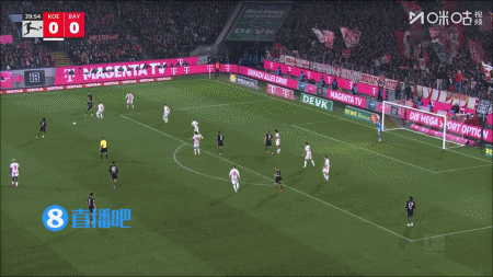 拜仁落后！格纳布里传球被断，科隆反击麦纳远射破门