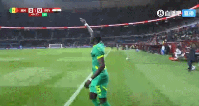 这是什么操作？塞内加尔角球换人主罚，裁判直接鸣哨结束上半场