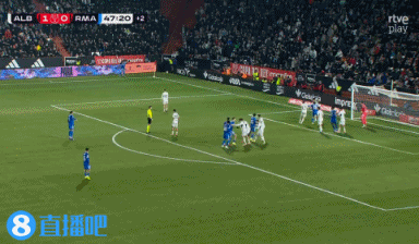 皇马半场前1-1扳平！赫伊森接角球头槌被扑，马斯坦托诺补射破门