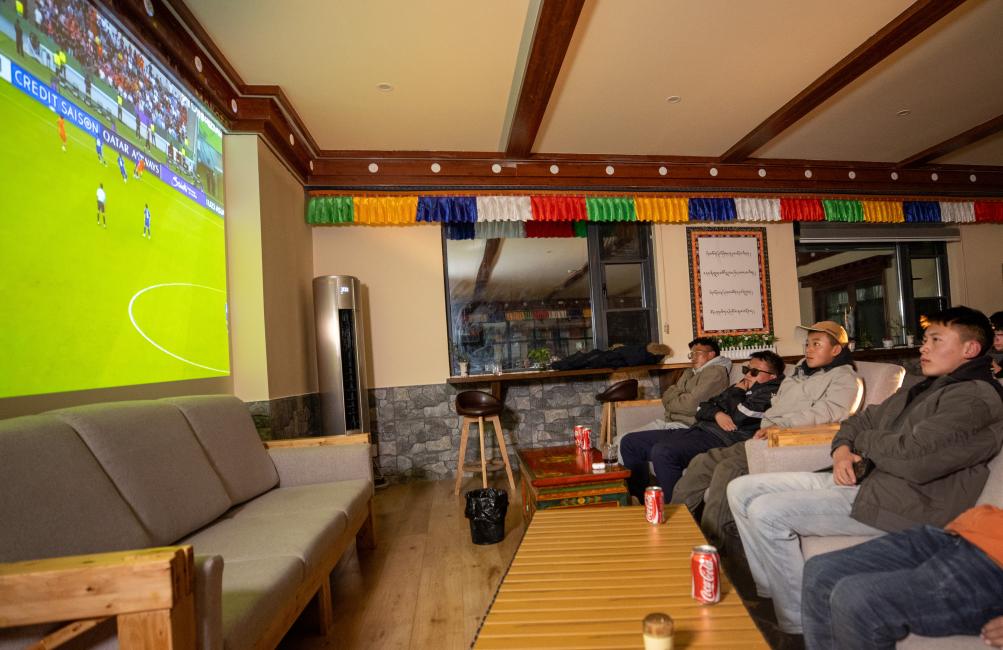 决赛夜，他们在雪山脚下为中国加油